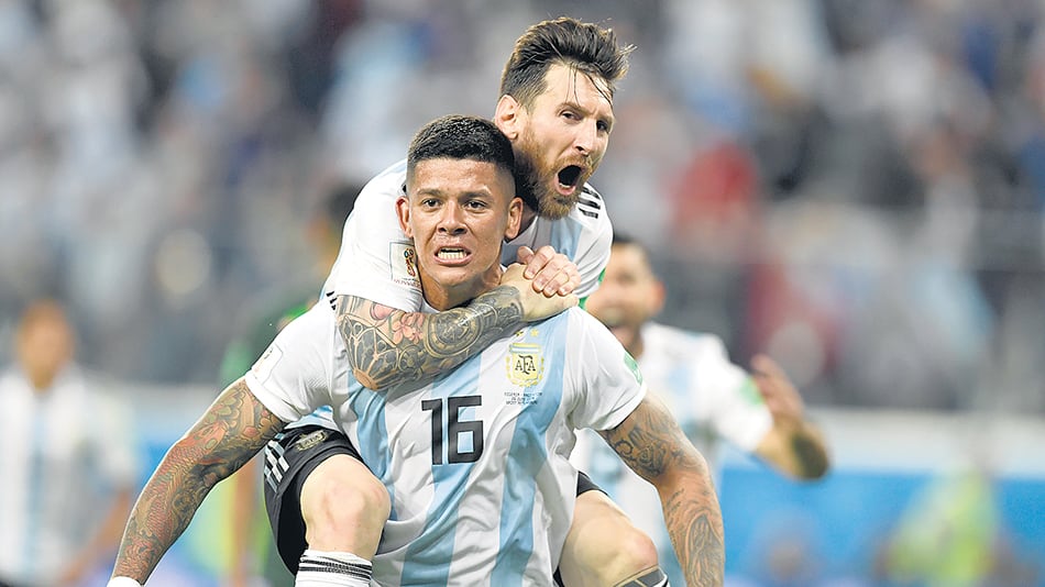 Las figuras de la Argentina festejan el gol de la clasificación.