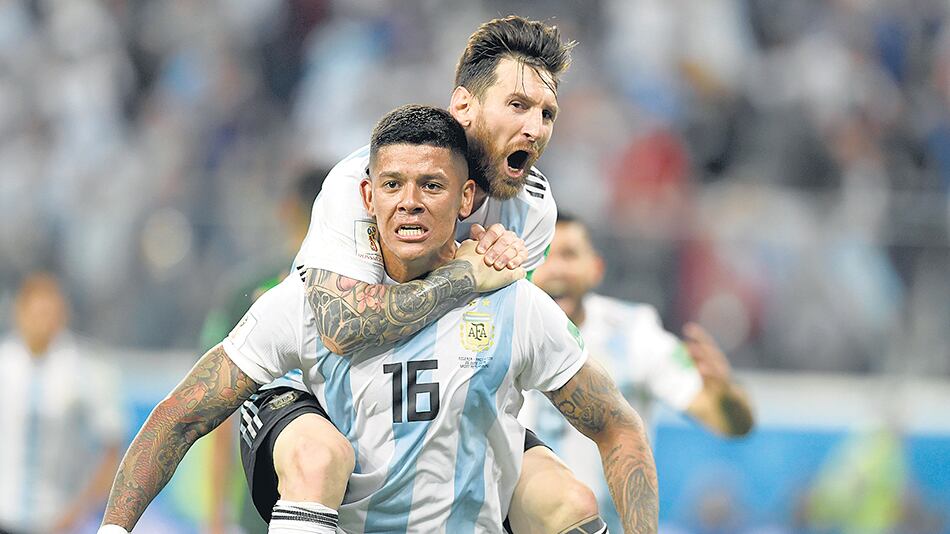 Las figuras de la Argentina festejan el gol de la clasificación.