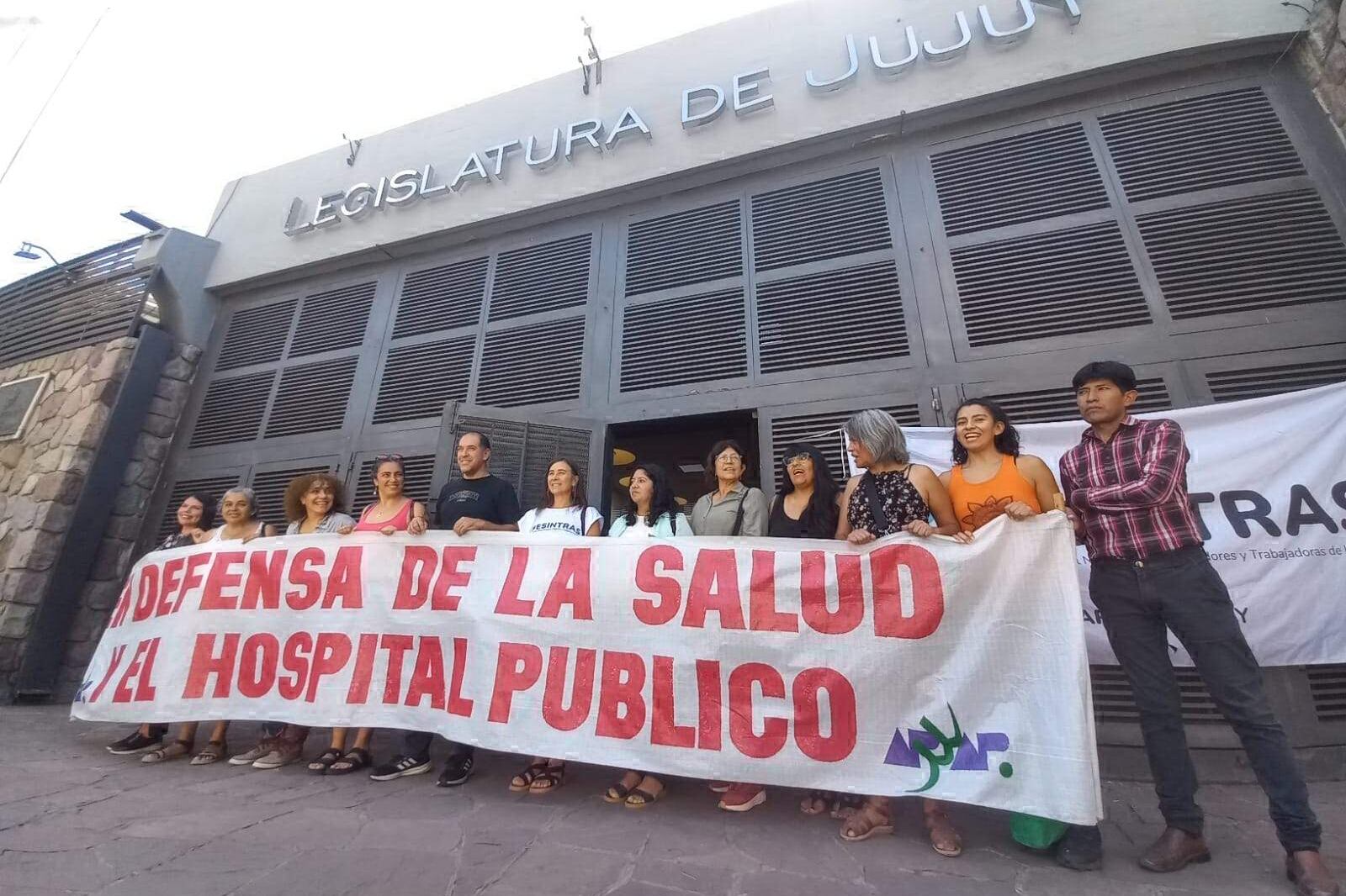 Manifestación frente a la Legislatura jujeña en rechazo del bono.