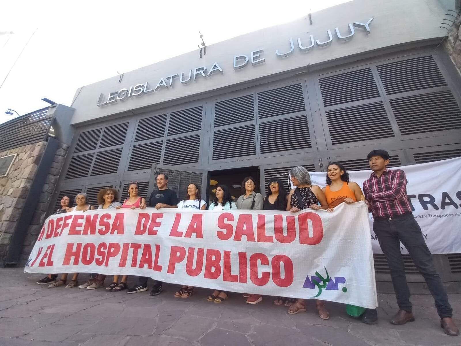Manifestación frente a la Legislatura jujeña en rechazo del bono.