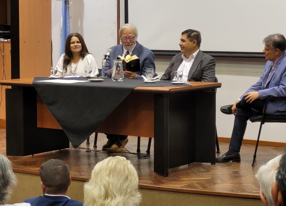 "Teuco" Castilla leyendo uno de sus poemas. 