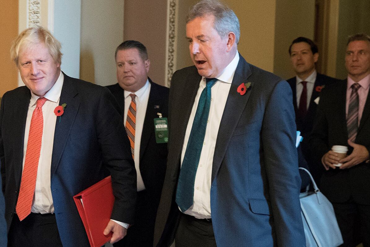 Kim Darroch, ahora exembajador británico en Estados Unidos, junto a Boris Johnson.