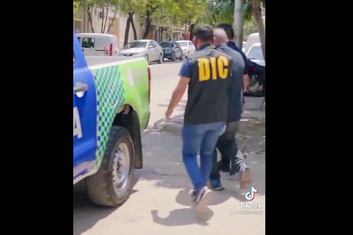 Flores es trasladado por la policía chaqueña