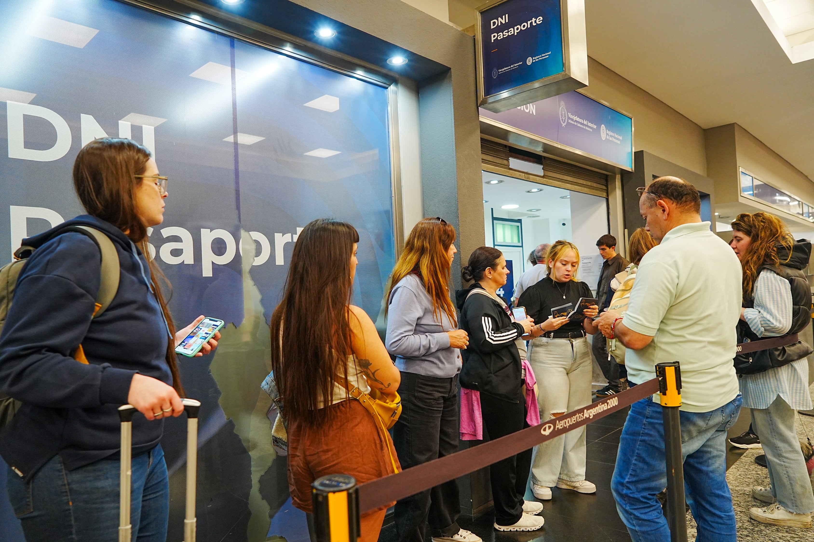 Las colas en aeroparque para chequear los pasaportes.