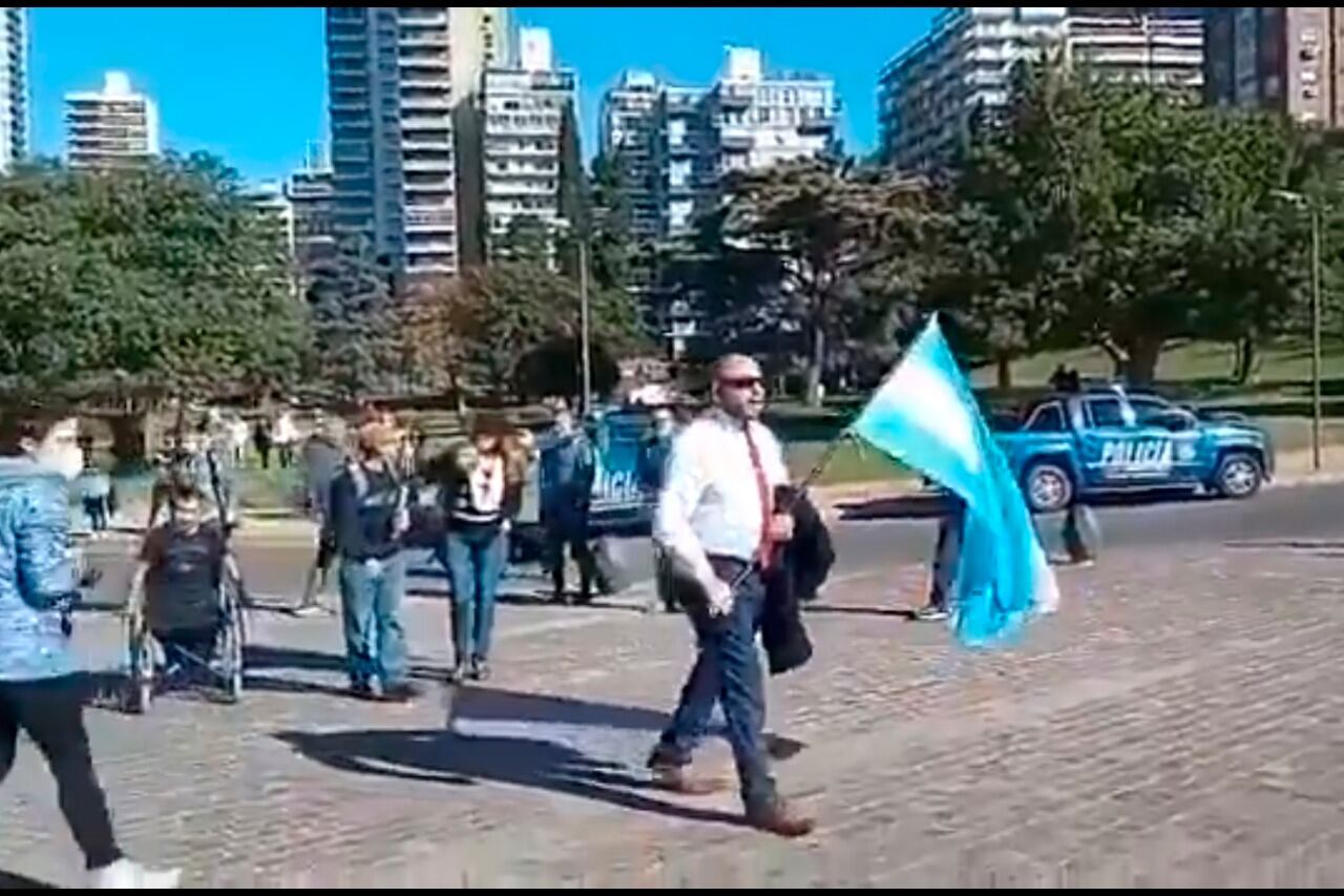 Los desopilantes argumentos de los anticuarentena de Rosario.