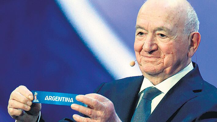 El ex futbolista ruso Nikita Simonyan muestra la papeleta de Argentina.