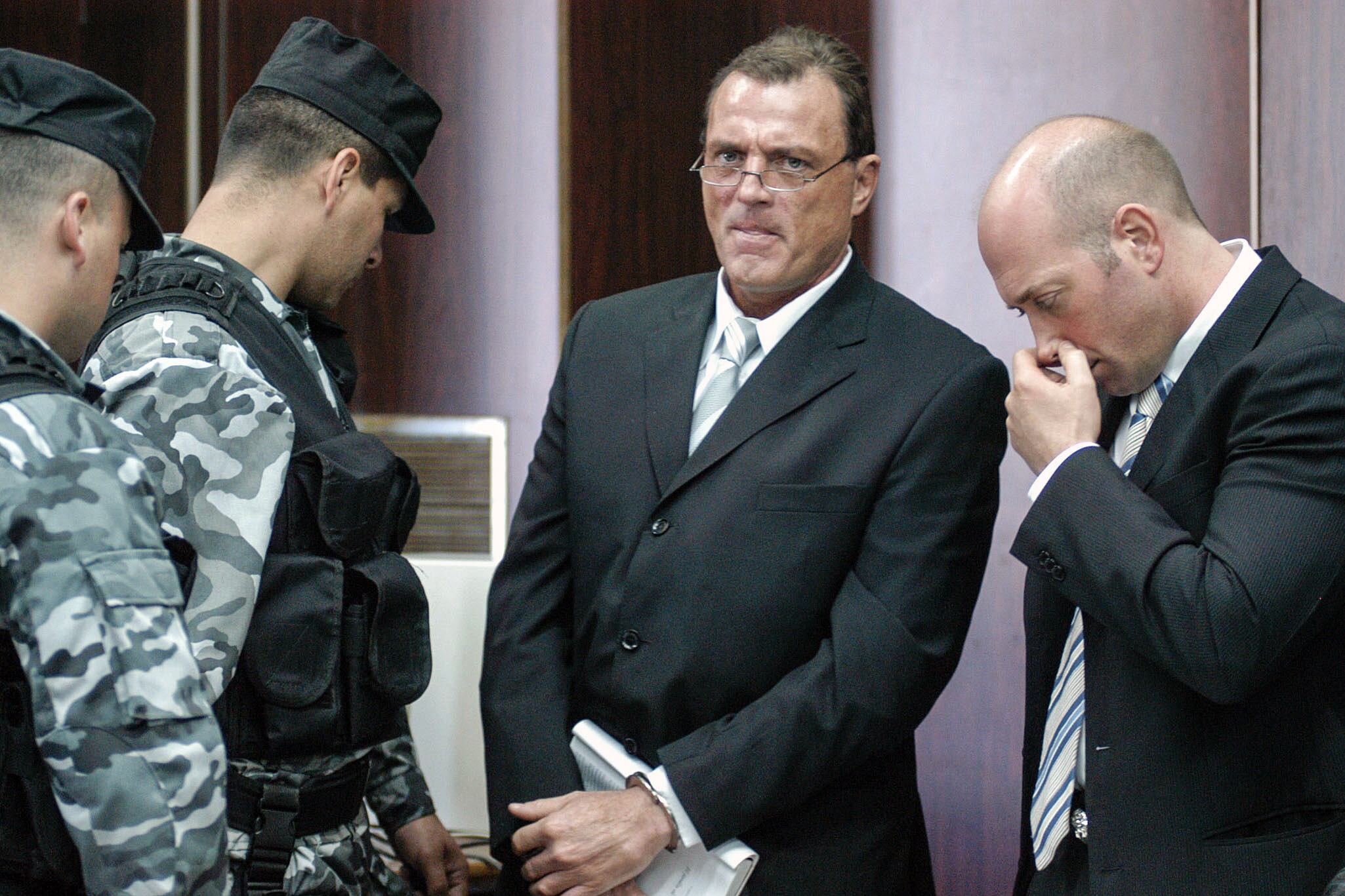 Hugo Conzi, con anteojos durante el juicio por el homicidio de Marcos Schenone.