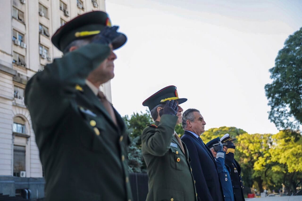 Agustín Rossi presidió del izamiento de la bandera en homenaje a los veteranos y caídos de Malvinas.