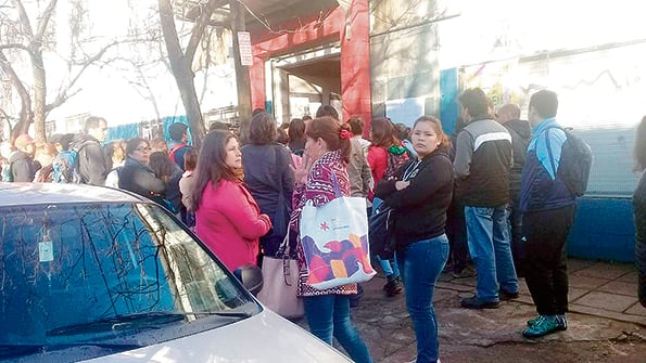 Los padres de la Técnica 2 de Moreno se reunieron de urgencia cuando se anunció la reapertura de la escuela.