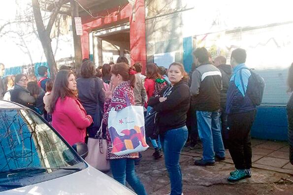 Los padres de la Técnica 2 de Moreno se reunieron de urgencia cuando se anunció la reapertura de la escuela.