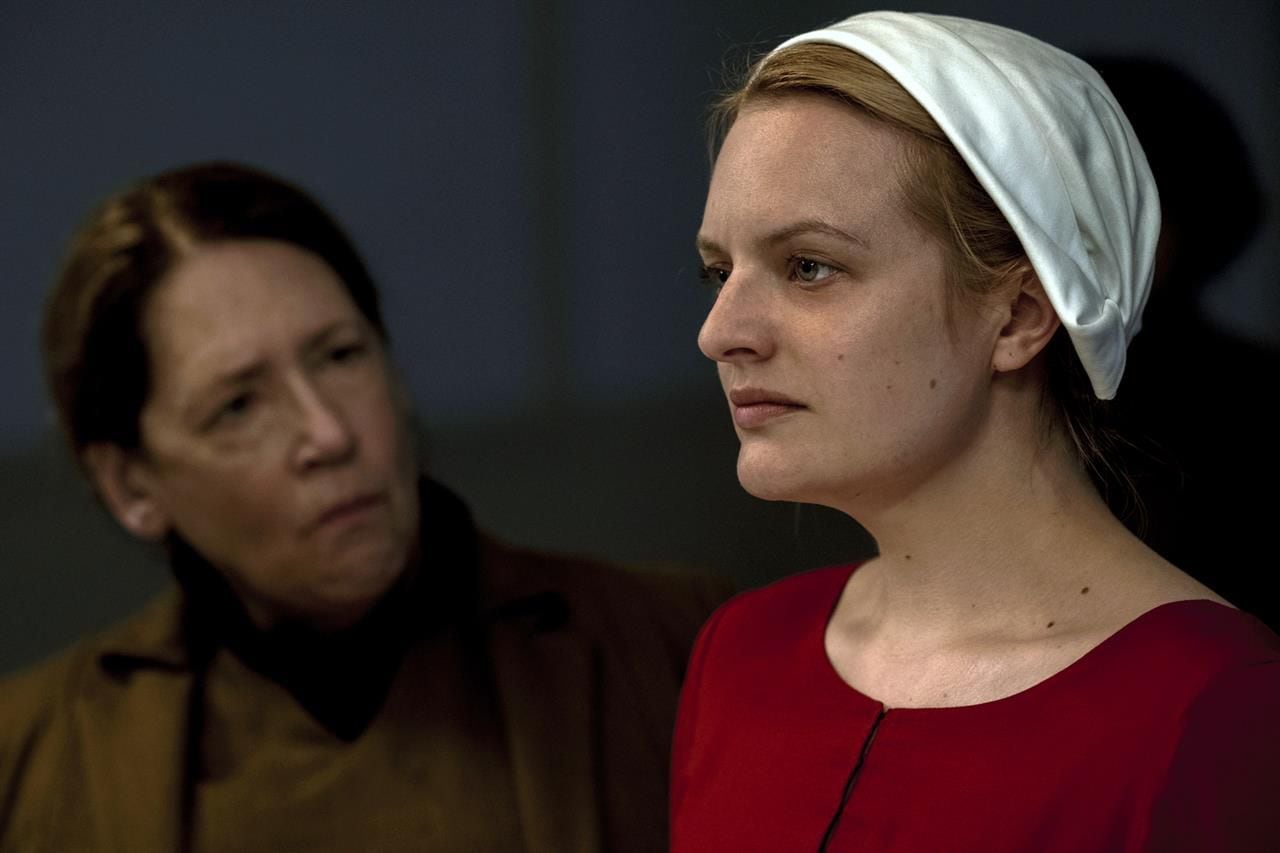 Ann Dowd (Tía Lydia) y Elisabeth Moss (Offred / June) en "El cuento de la criada".