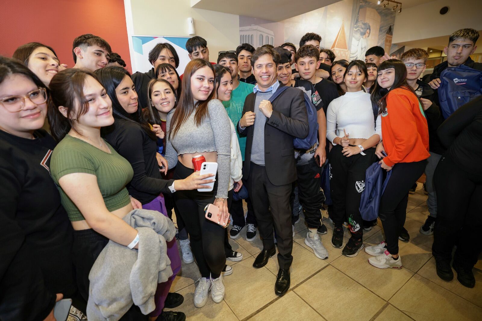 Axel Kicillof en Mar del Plata junto a estudiantes secundarios