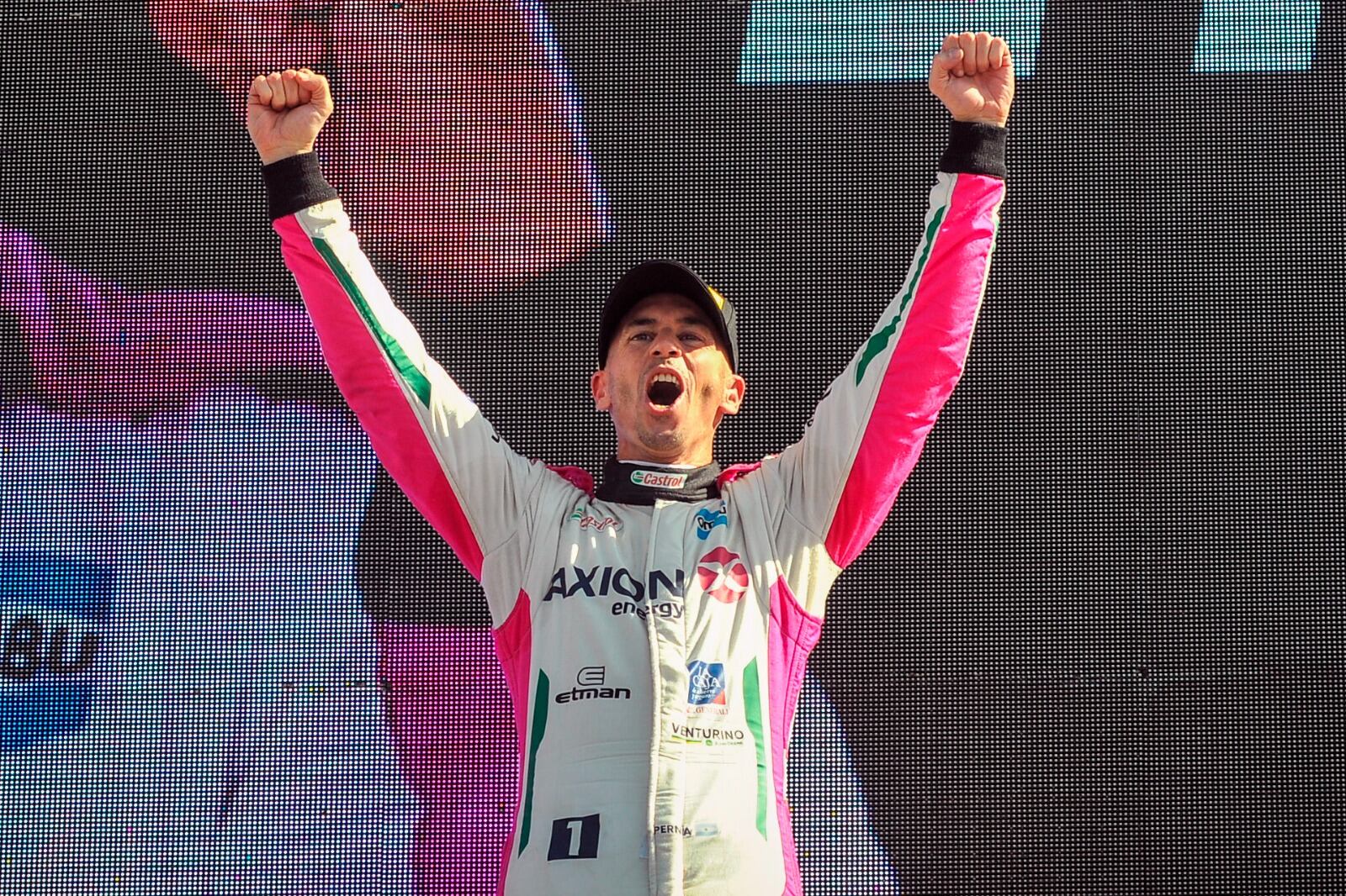 Leonel Pernía festeja su victoria en Río Cuarto.