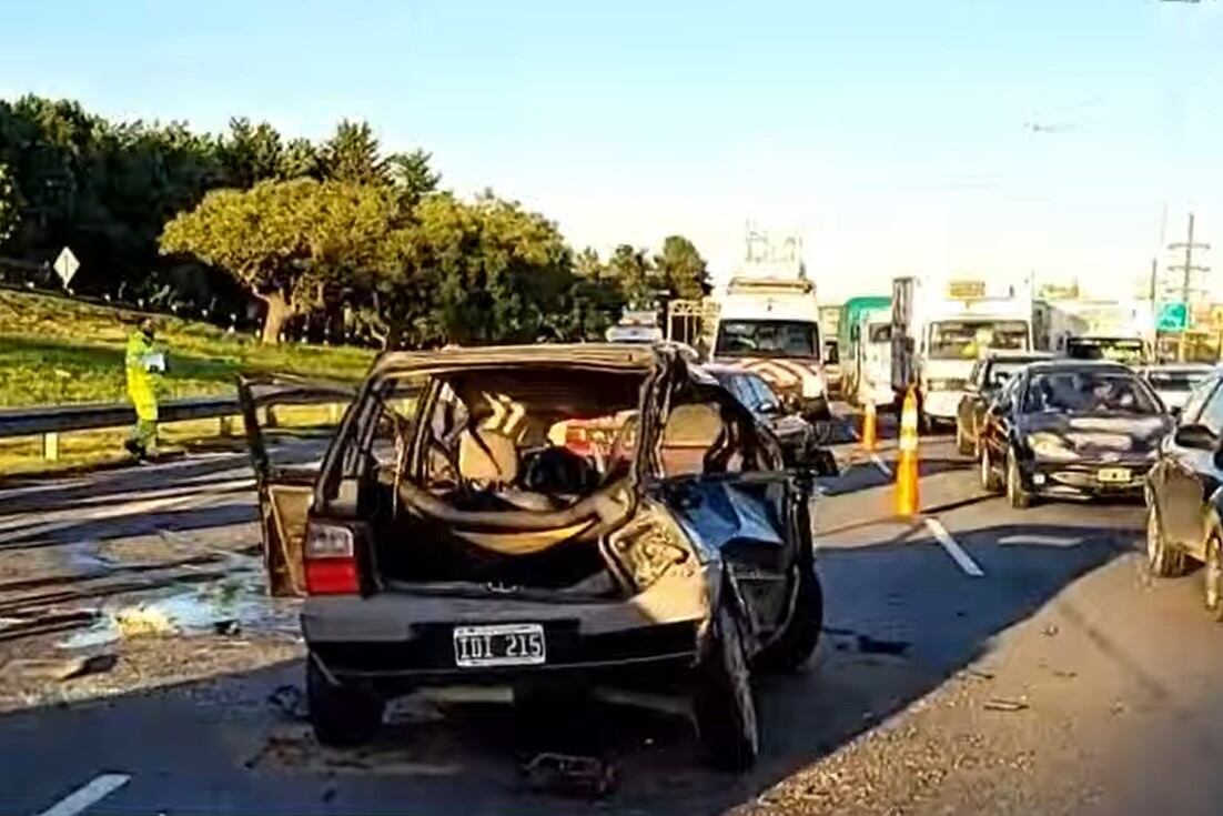 Así quedaron los autos involucrados en el choque en cadena en la autopista Panamericana de este lunes. (Foto: captura de TV)