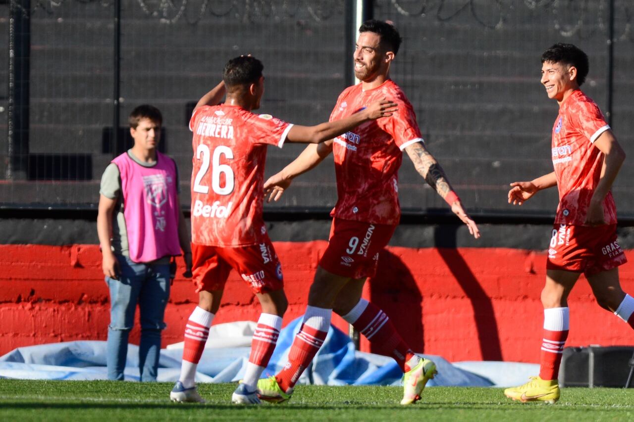 Gabriel Ávalos festeja el primero del Bicho