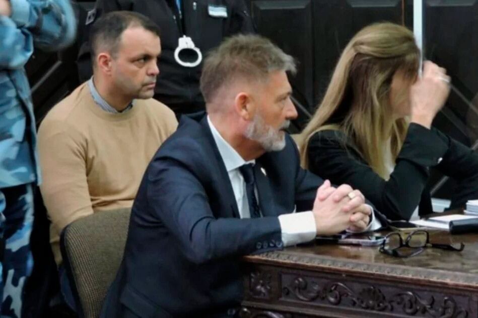 Juan Bongiovanni, en segunda línea, con sus abogados.