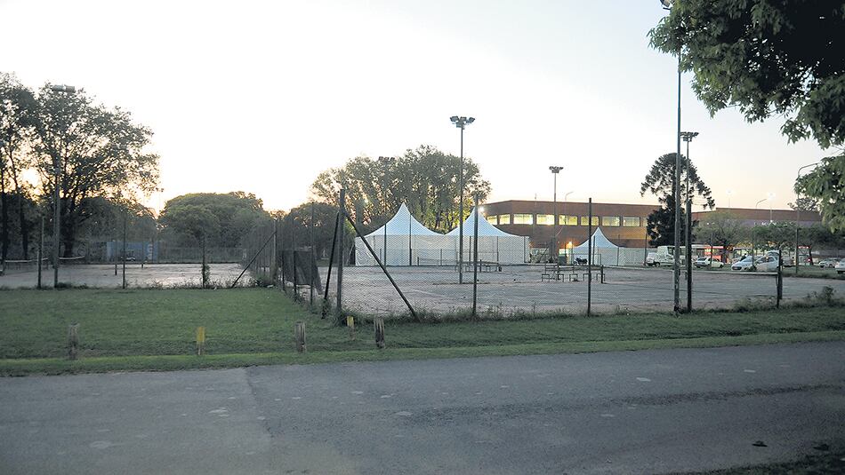 La pista de atletismo muestra las huellas de la falta de mantenimiento y el uso para deportes para la que no está preparada.