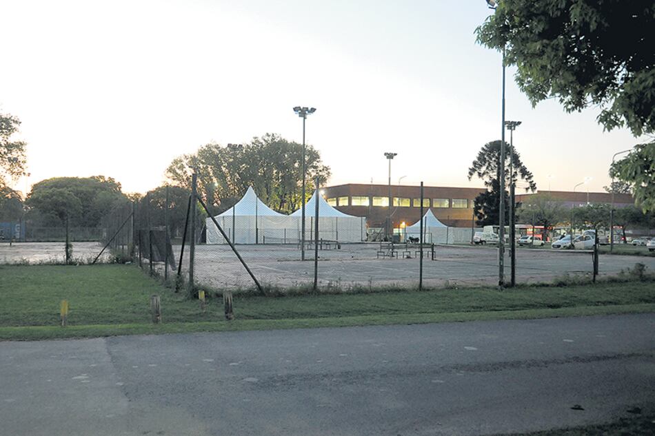 La pista de atletismo muestra las huellas de la falta de mantenimiento y el uso para deportes para la que no está preparada.