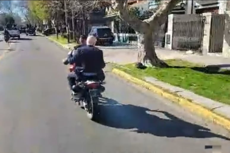 José Luis Espert huyendo en moto.