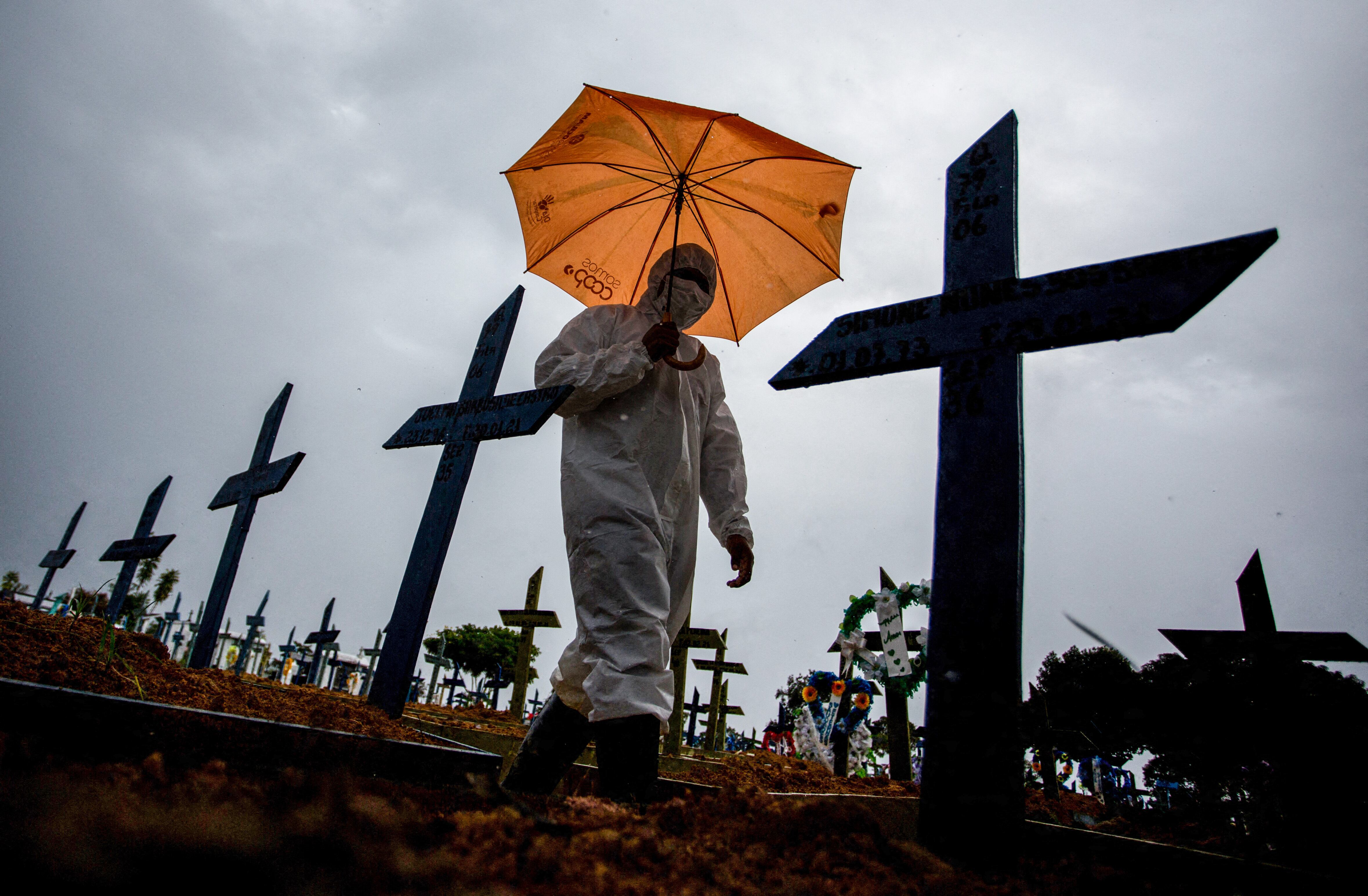 Con una campaña de vacunación en cámara lenta, Brasil vive la fase más mortífera de la pandemia. 