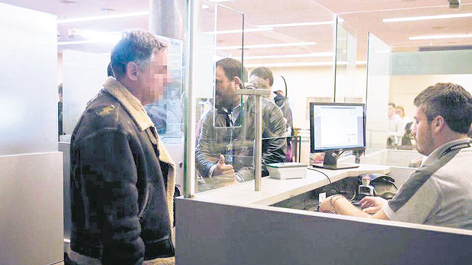 El abogado pasa por Migraciones en Ezeiza.