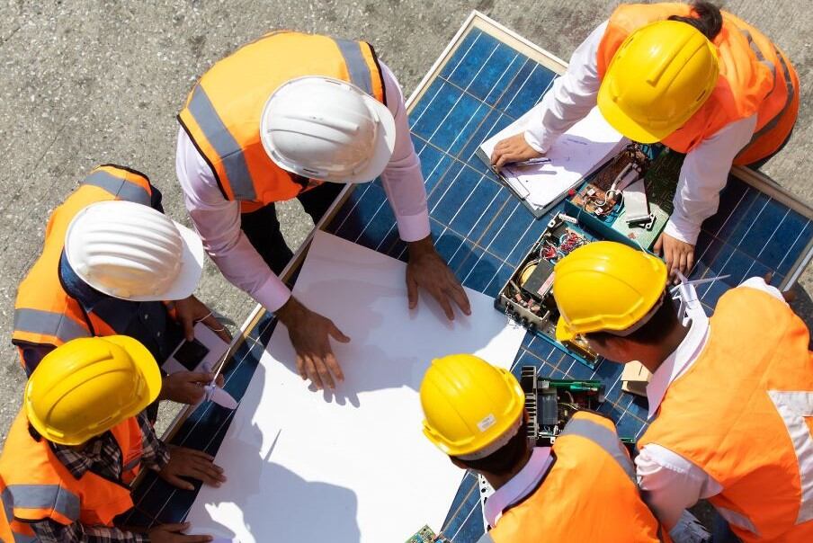 Las mujeres ocupan menos del 20% de los puestos en empresas de energía eléctrica en Argentina. Imagen: BID.  