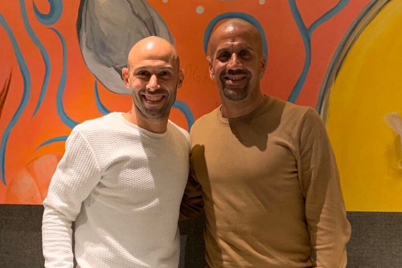 Javier Mascherano y Juan Sebastián Verón, tras cerrar el acuerdo en tierra china.