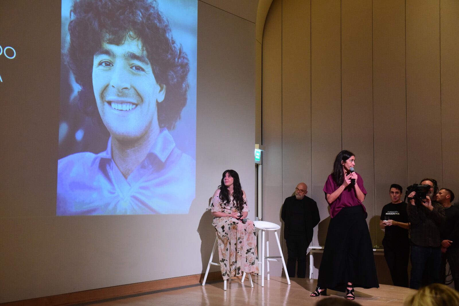 Dalma Maradona observa el rostro de su padre