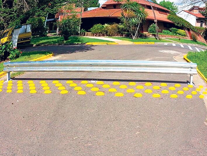 Las vallas bloquean el ingreso de autos desde General Paz y calles linderas a Tecnópolis.