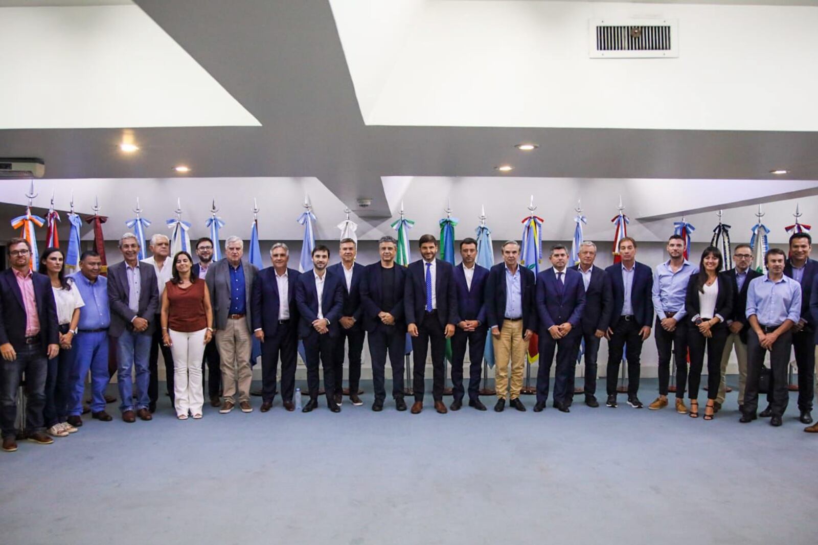 El avance en las negociaciones con gobernadores y diputados opositores-aliados a punto de naufragar.