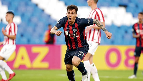 Mouche festeja su gol de penal, el primero de San Lorenzo.