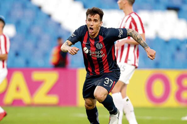 Mouche festeja su gol de penal, el primero de San Lorenzo.