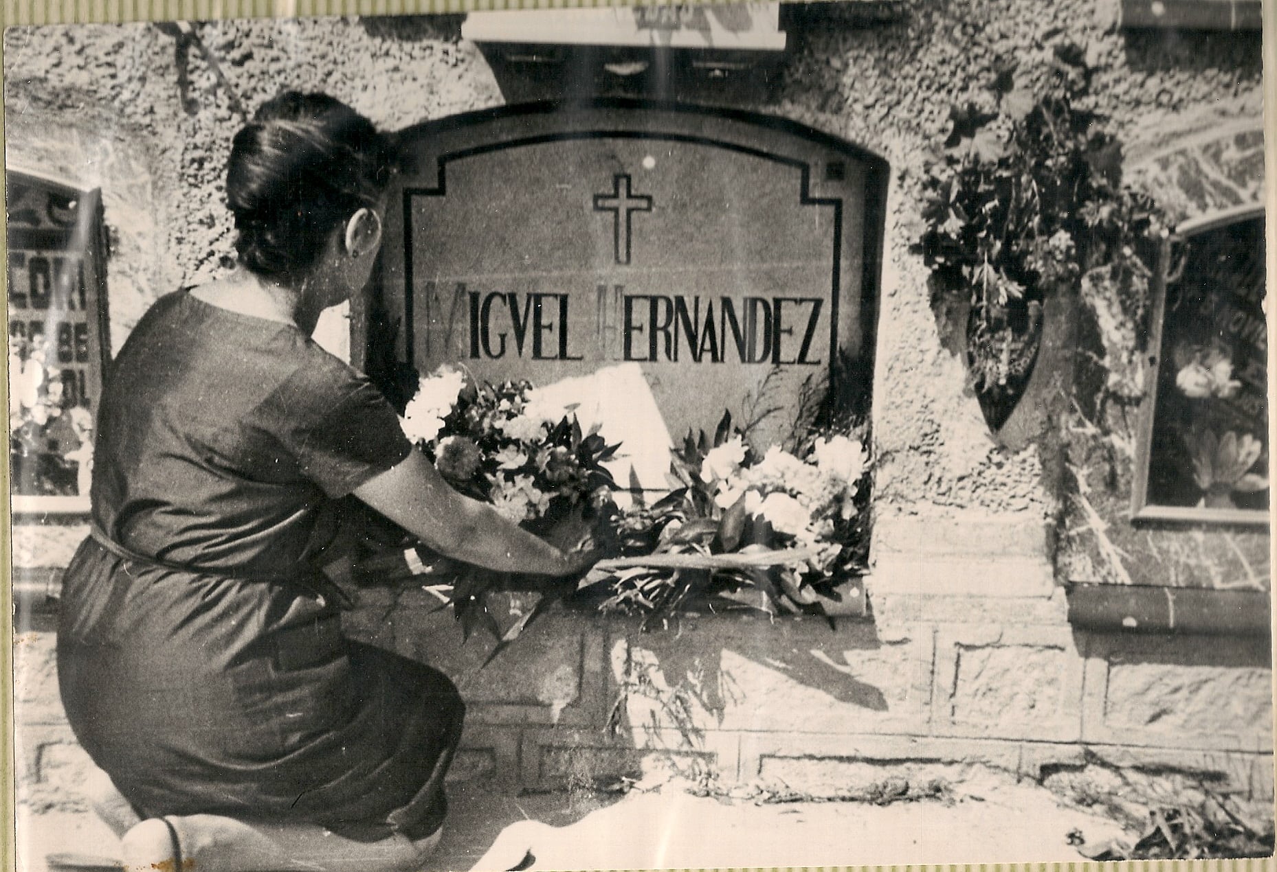 Elvira Hernández, hermana de Miguel, visita la tumba de su hermano.