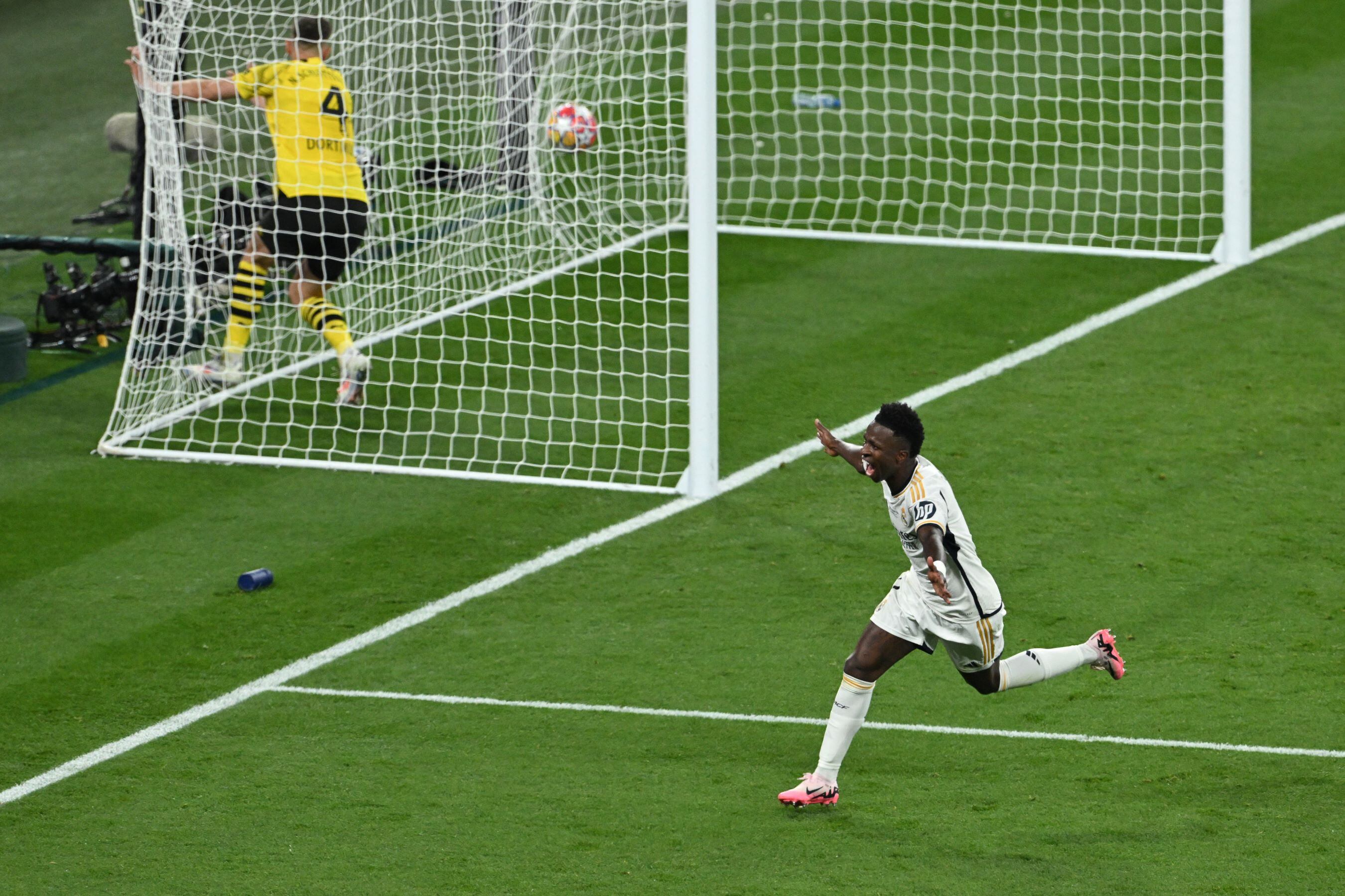 Vinícius festeja tras sentenciar el marcador en Wembley