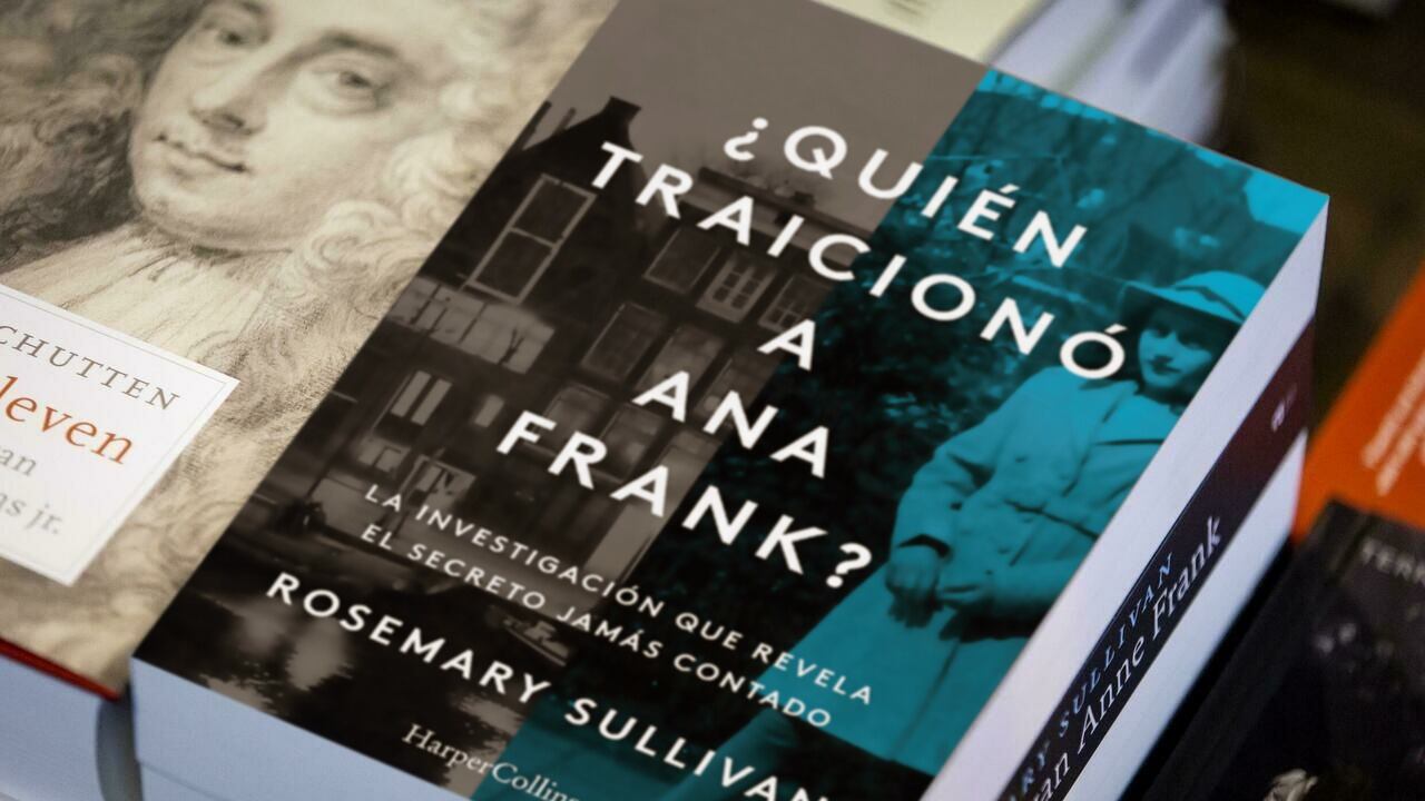 El libro "¿Quién traicionó a Ana Frank?" fue retirado de las librerías.