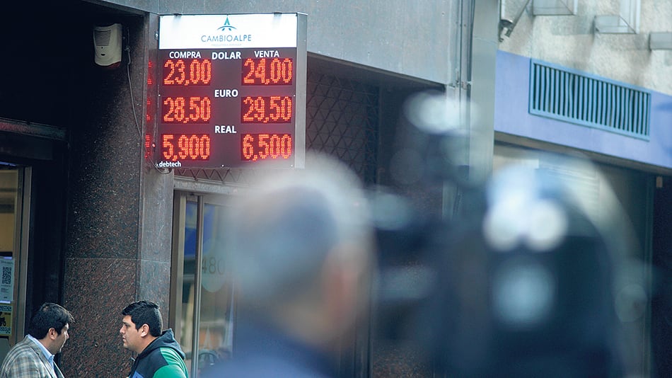 El viernes crecieron las compras de dólares de minoristas atemorizados.