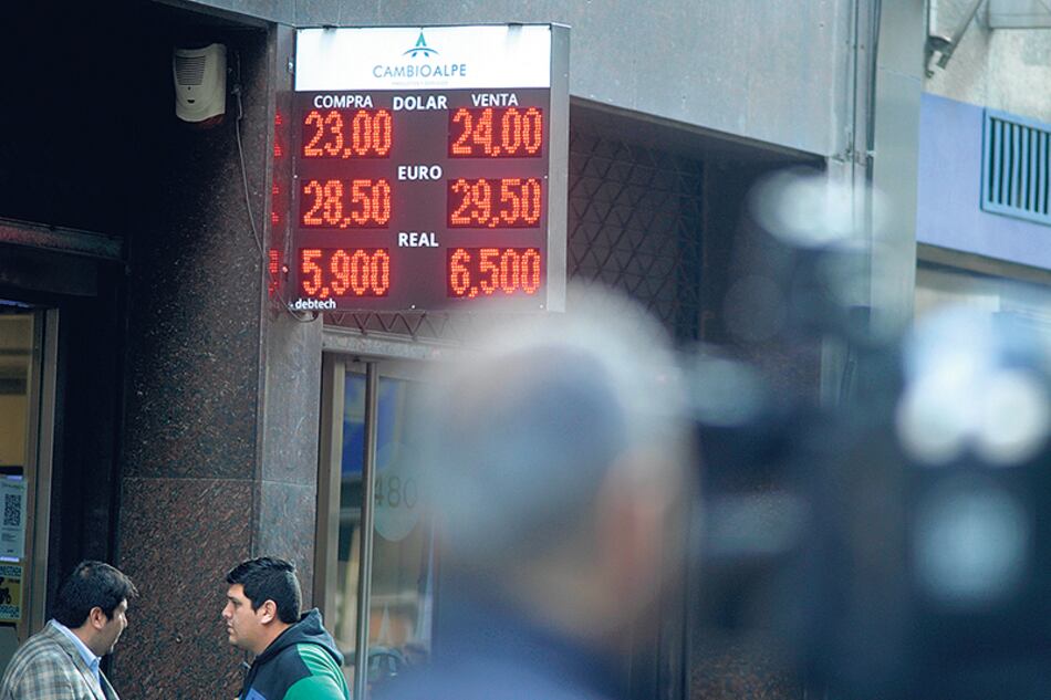 El viernes crecieron las compras de dólares de minoristas atemorizados.