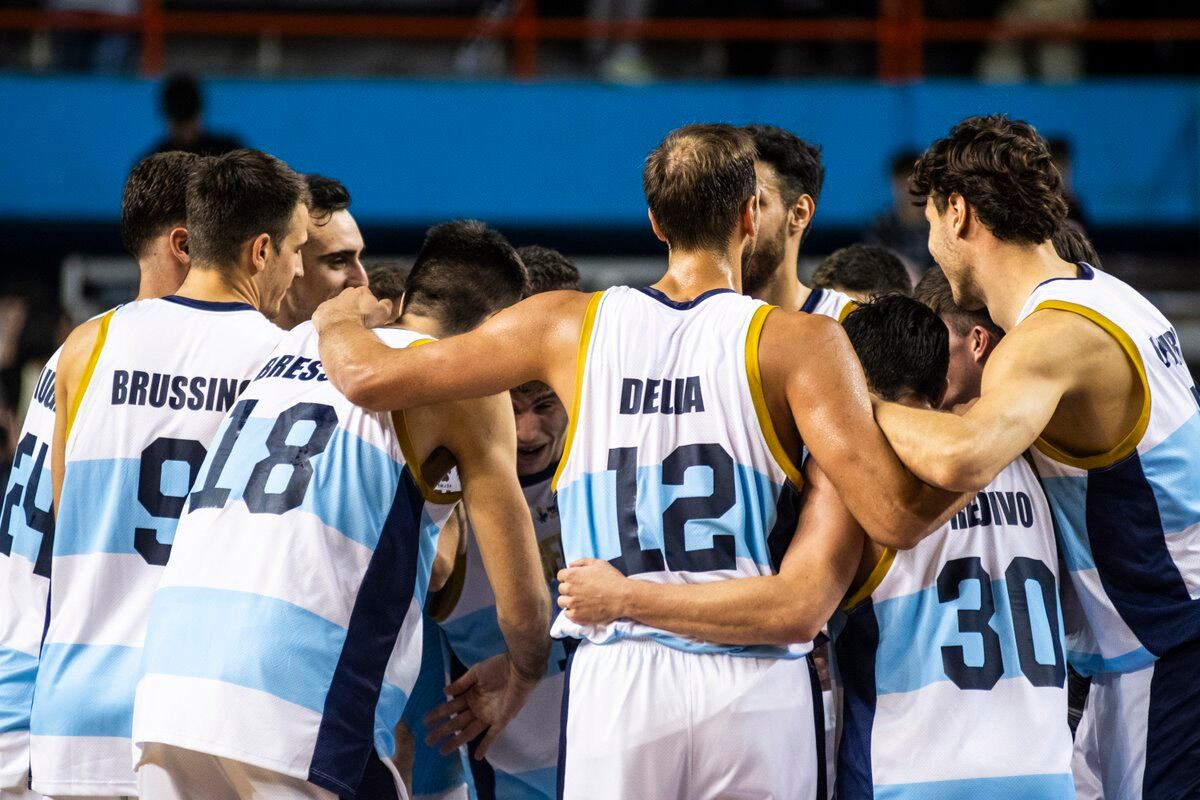 Abrazo argentino tras el triunfo sobre Colombia.