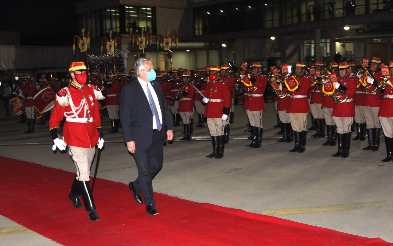 El presidente Alberto Fernández, anoche, al llegar a Bolivia.