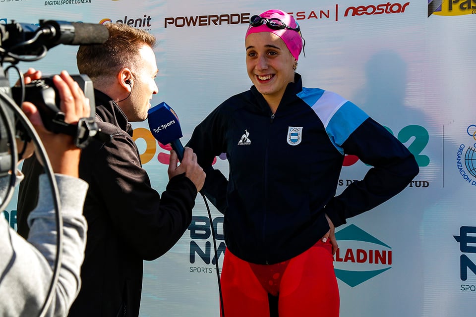 Chiara Medun de 16 años consiguió la presea de bronce en 100 metros libre.