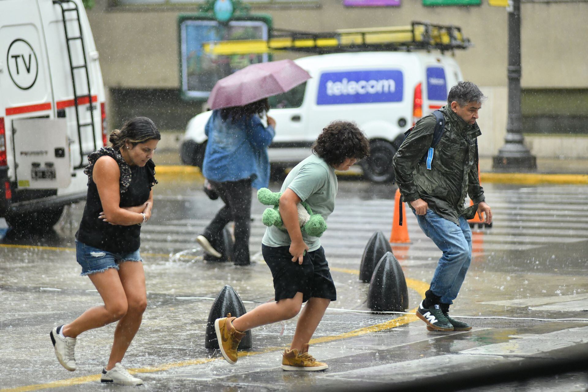 Alertas amarillas por tormentas, lluvias y calor extremo