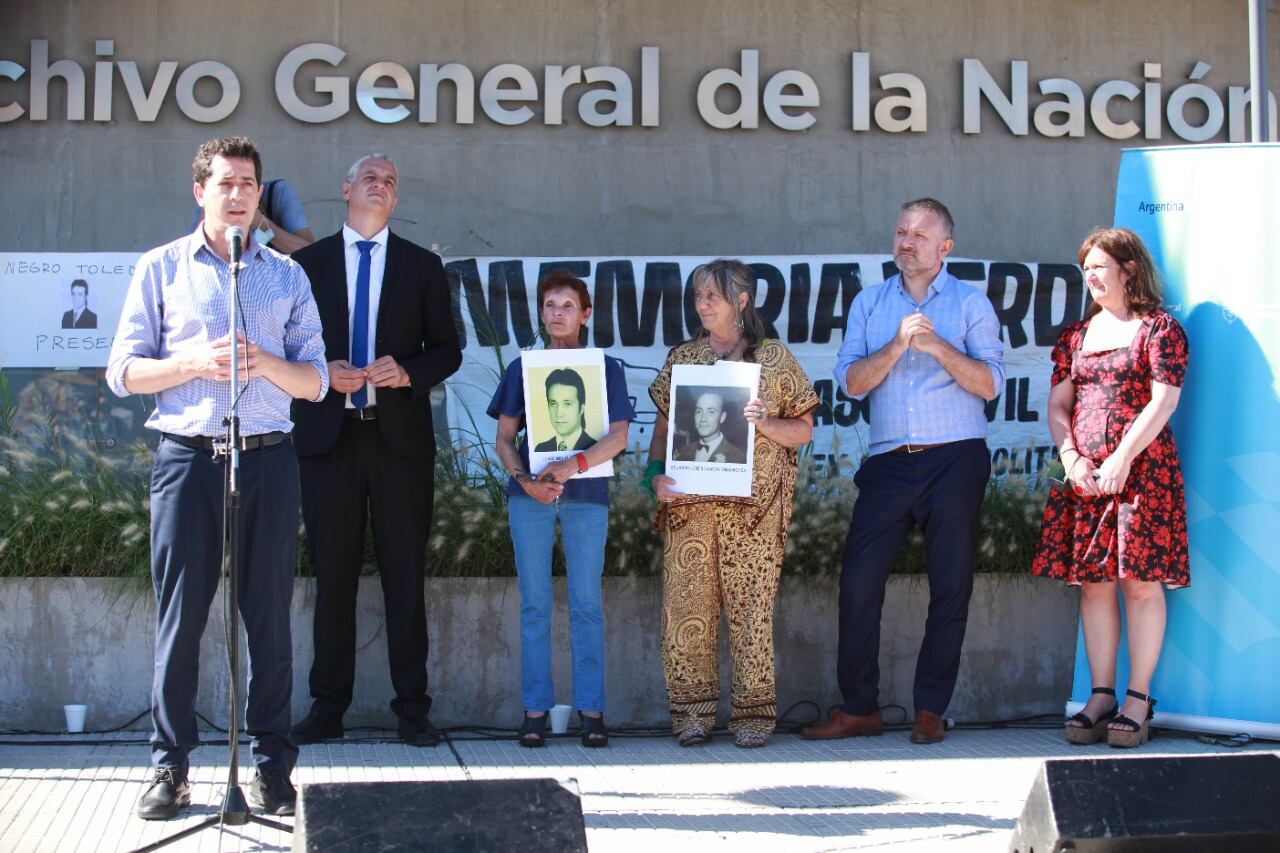 De Pedro, Pietragalla y familiares de Schiavoni y Toledo participaron del acto. 