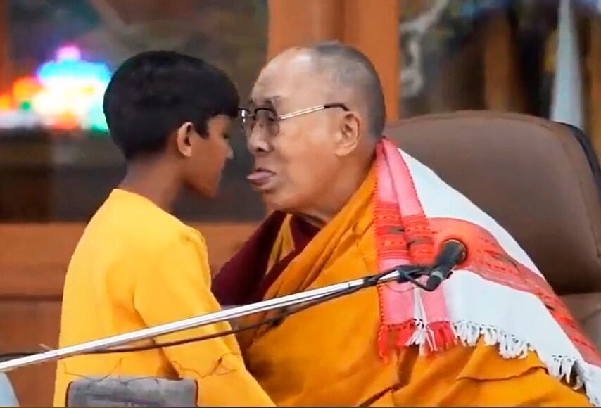 El Dalai Lama pidió disculpas por haber besado a un niño en la boca. Imagen: Captura de tv