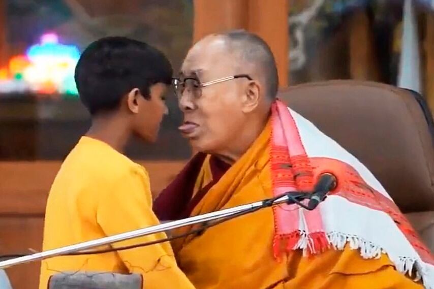 El Dalai Lama pidió disculpas por haber besado a un niño en la boca. Imagen: Captura de tv