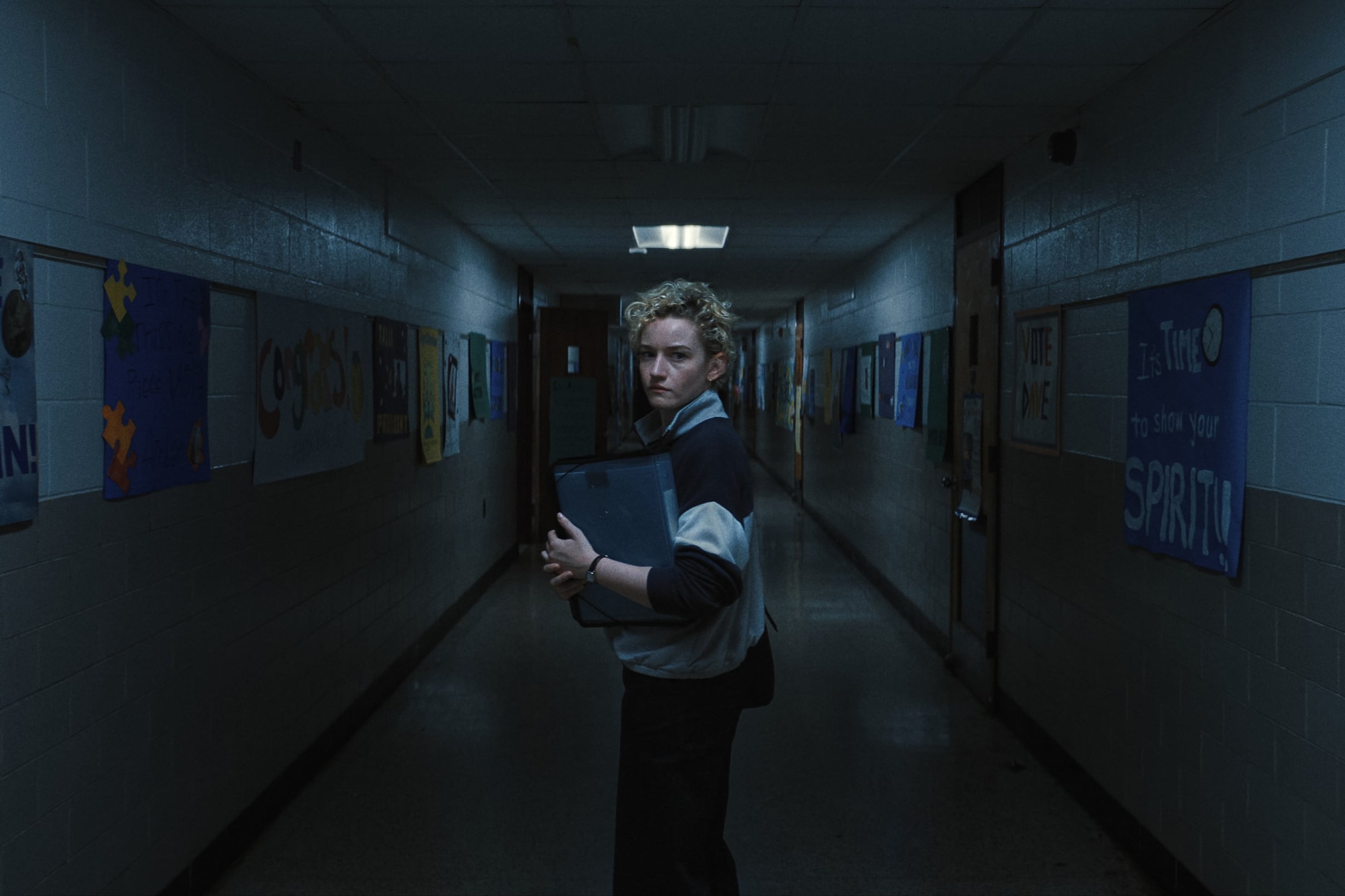 Julie Garner es una maestra secundaria enfrentada a un sangriento misterio