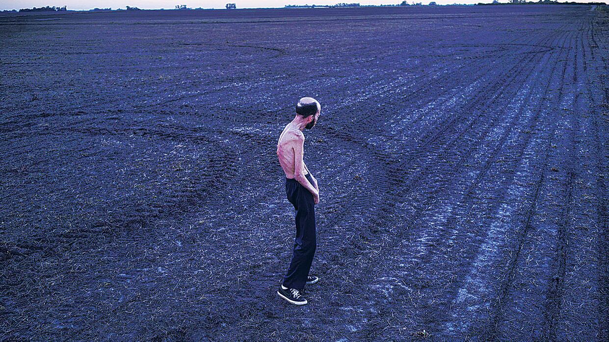 Fabián Tomasi, víctima de los agroquímicos, retratado por Pablo Piovano.