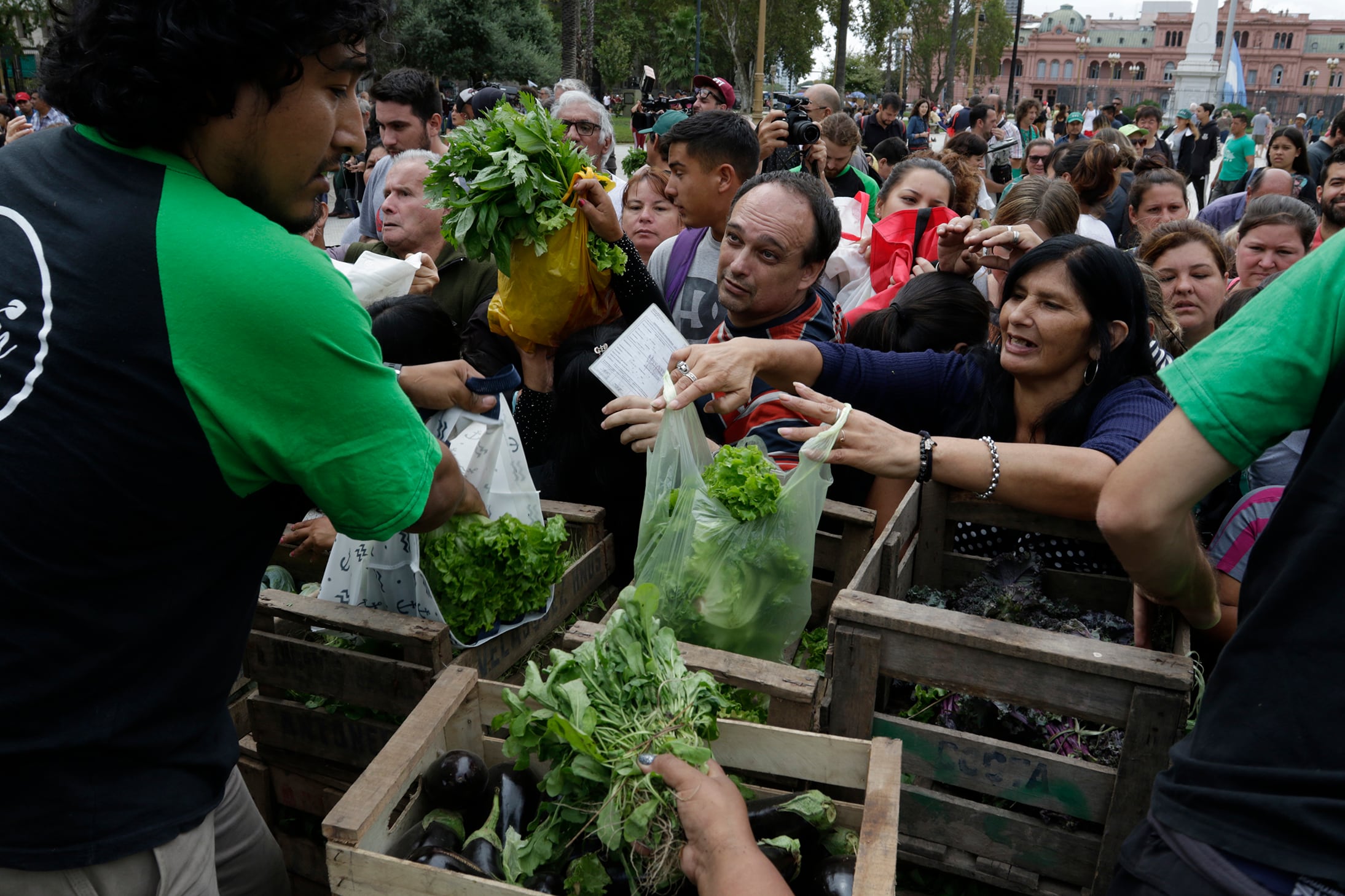 Se formaron largas filas en Plaza de Mayo para recibir las verduras.