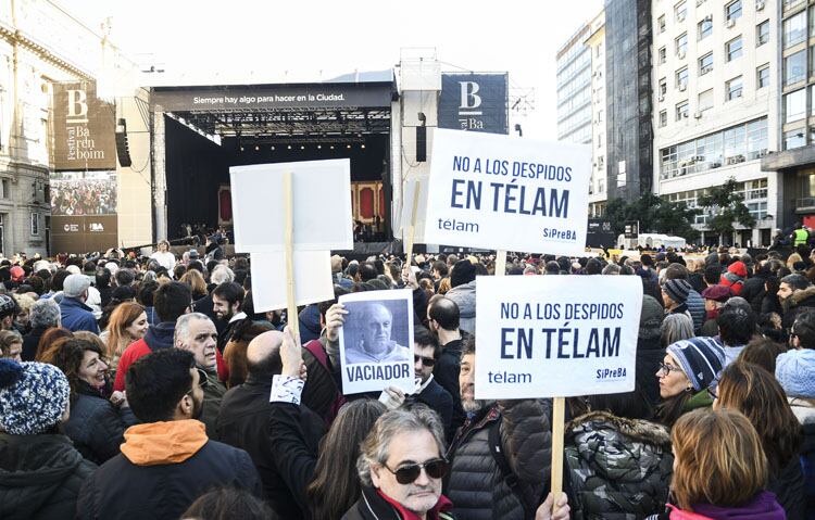 Los trabajadores en el concierto del director argentino.
