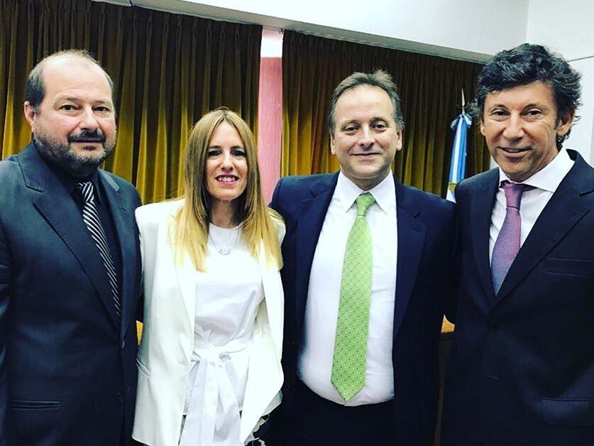 La jueza Rodríguez Mentasty con su ex esposo Walter Carusso y Gustavo Posse.