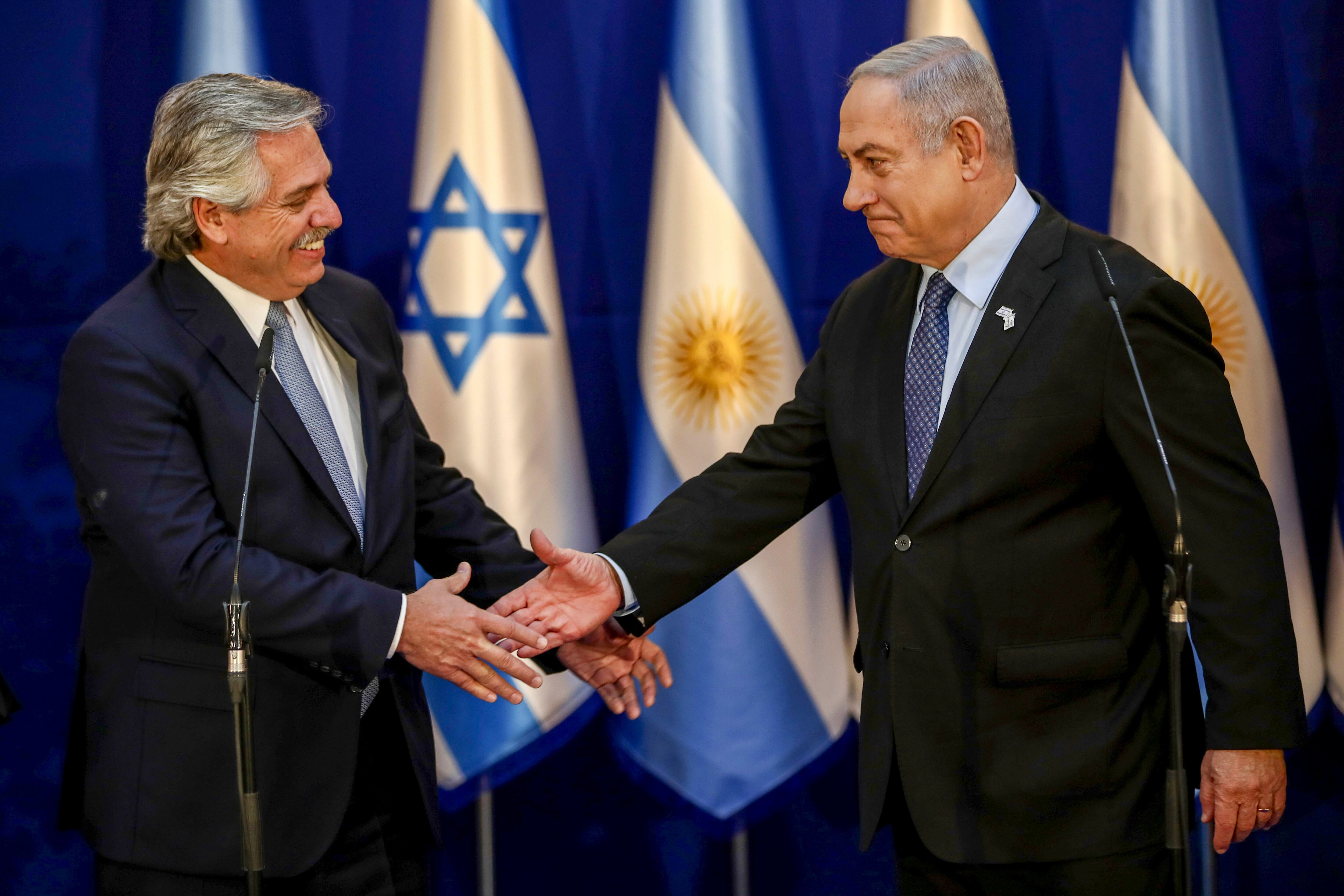 El saludo entre Alberto Fernández y Benjamin Netanyahu.